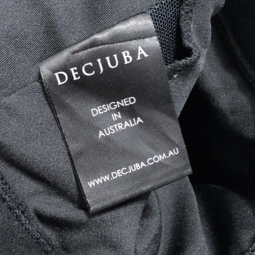 DECJUBA Black‎ Sports Bra Deluxe Active Designed in Australia size Small